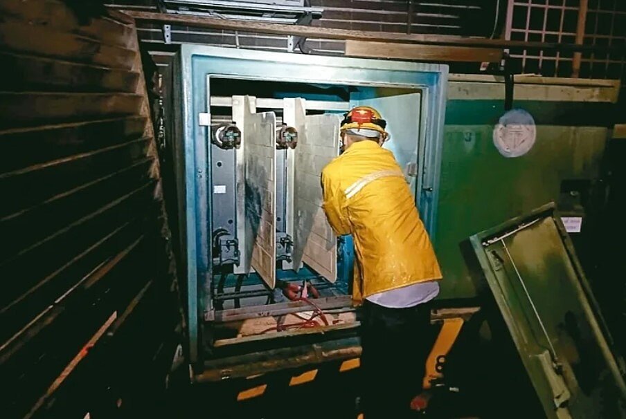 桃園市中壢、大園區前晚接連發生2起停電事故,造成5600用戶停電,台電人員漏夜搶修復電。圖/台電提供