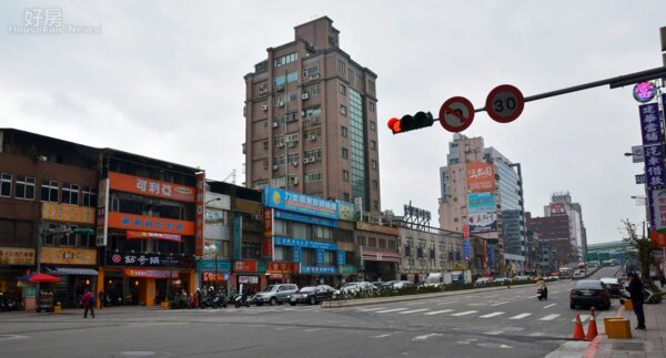 南京東路五段,仍有一整排老舊平房仍未都更。(好房News記者 陳韋帆/攝影)