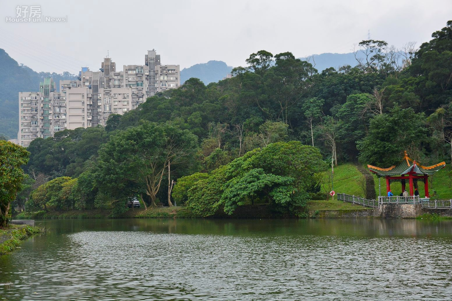 南港公園周遭住宅依山傍水景色優美。(好房News記者 陳韋帆/攝影)