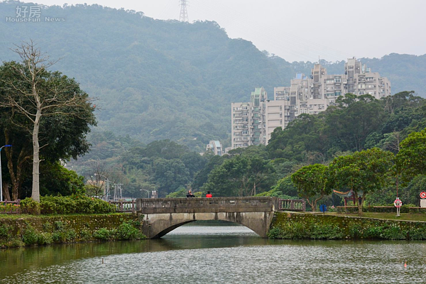南港公園內有廣大湖泊,四面環山,所以附近居民同時享有水岸與山景的景觀宅空間。(好房News記者 陳韋帆/攝影)