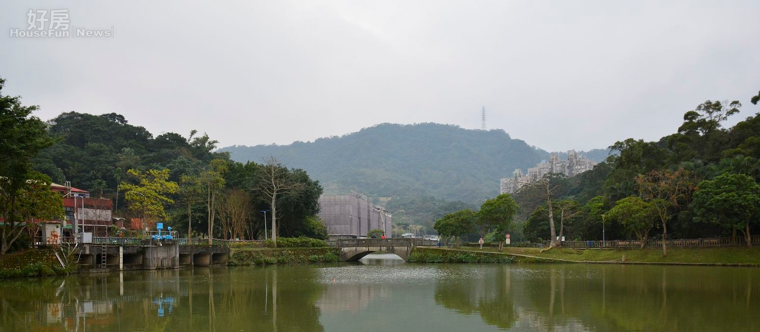 南港公園內有廣大湖泊,四面環山,同時擁有山景與水岸景觀優勢,圖中還有正在興建的建案。(好房News記者 陳韋帆/攝影)