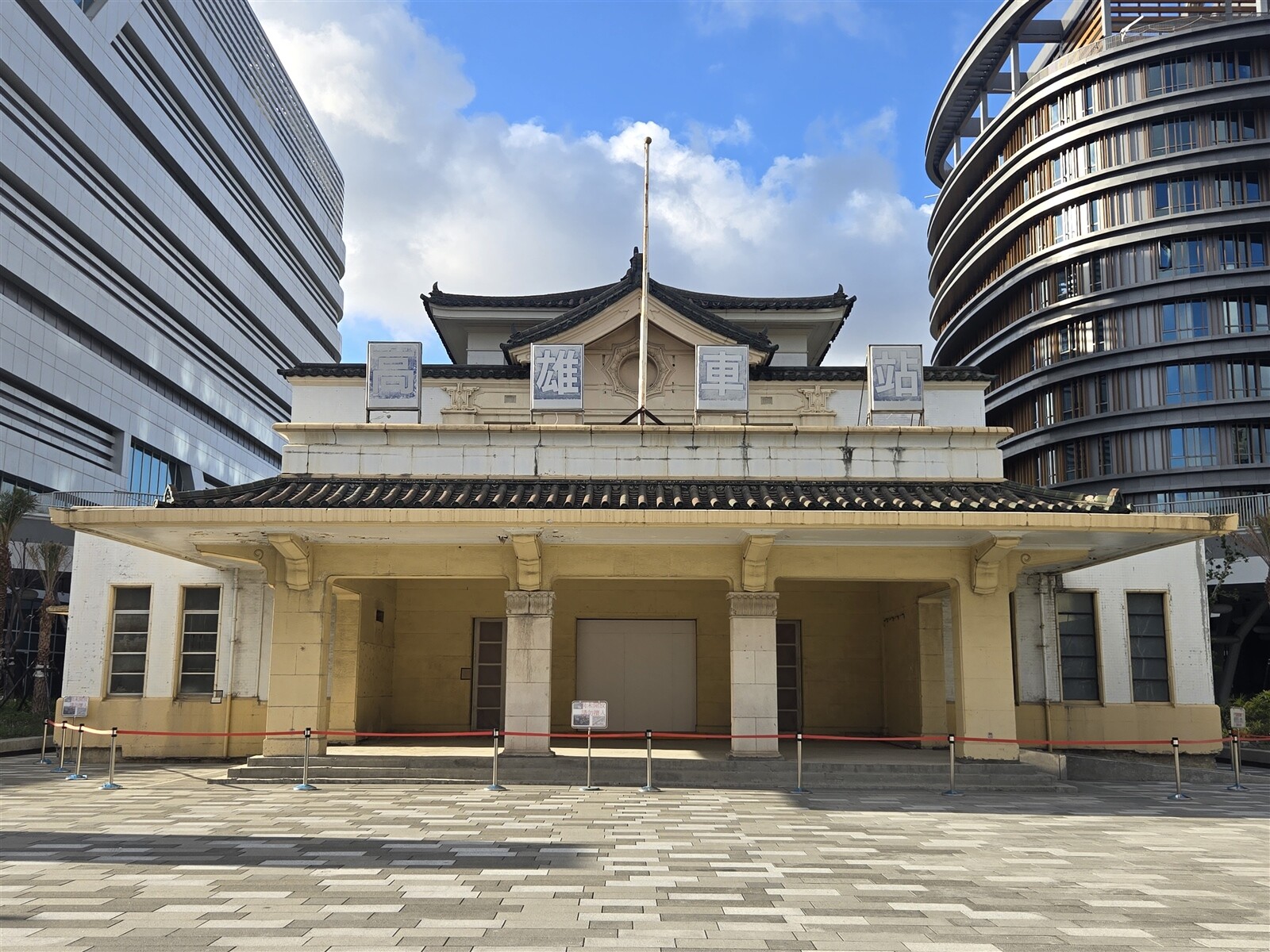 高雄火車站舊大廳配合鐵路地下化工程歷經2次搬遷，2021年終於遷回原址，卻封閉至今，未重新對外開放。記者王勇超／攝影 