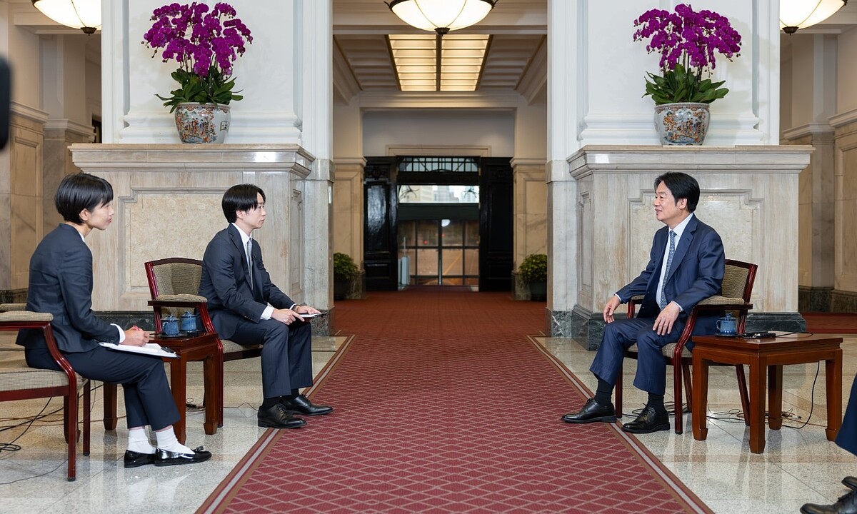 賴清德總統日前接受日本天團「嵐」成員櫻井翔(左二)專訪時表示,台灣沒有要反攻大陸,沒有要侵略任何一個國家,台灣的無人機是想保護自己。圖/總統府提供
