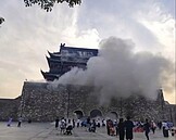 天有異象？豆腐渣工程？安徽鳳陽鼓樓「瀑布式」坍塌