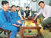 建國國中以工代罰　創作水族箱茶桌