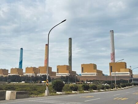
中火9部燃煤機組19日晚間平均開到9成多，嘉義的嘉惠電廠燃氣機組卻未調度使用。(本報資料照片∕潘虹恩台中傳真)
