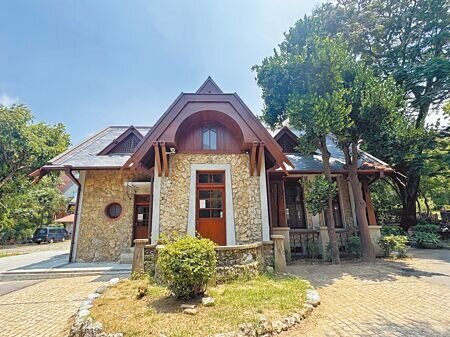 被譽為「全台最可愛古蹟」的原台南公園事務所,去年修復竣工後迄未對外開放。(曹婷婷攝)