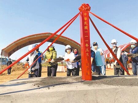 嘉義市長黃敏惠3年前主持湖美棒球場第一期工程動工,至今尚未完成,議員催進度。(本報資料照片)