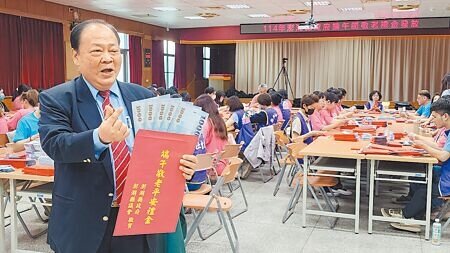 澎湖縣長陳光復20日關心端午節敬老禮金作業進度,親自前往警察局二樓大禮堂視察。(許逸民攝)