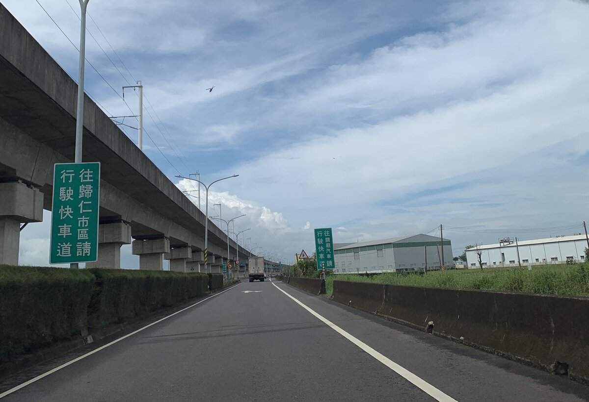 台南捷運深綠線沿著高鐵橋下道路(台39線),串聯南科與沙崙智慧科學城。記者吳淑玲/攝影