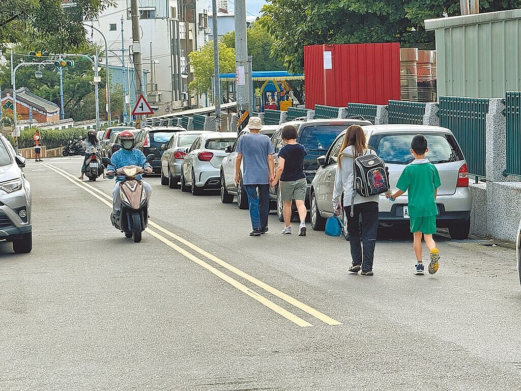 南投國小周邊文昌街、中學街一帶路邊遭占用停車,行人被迫與車爭道。(民眾提供/楊靜茹南投傳真)