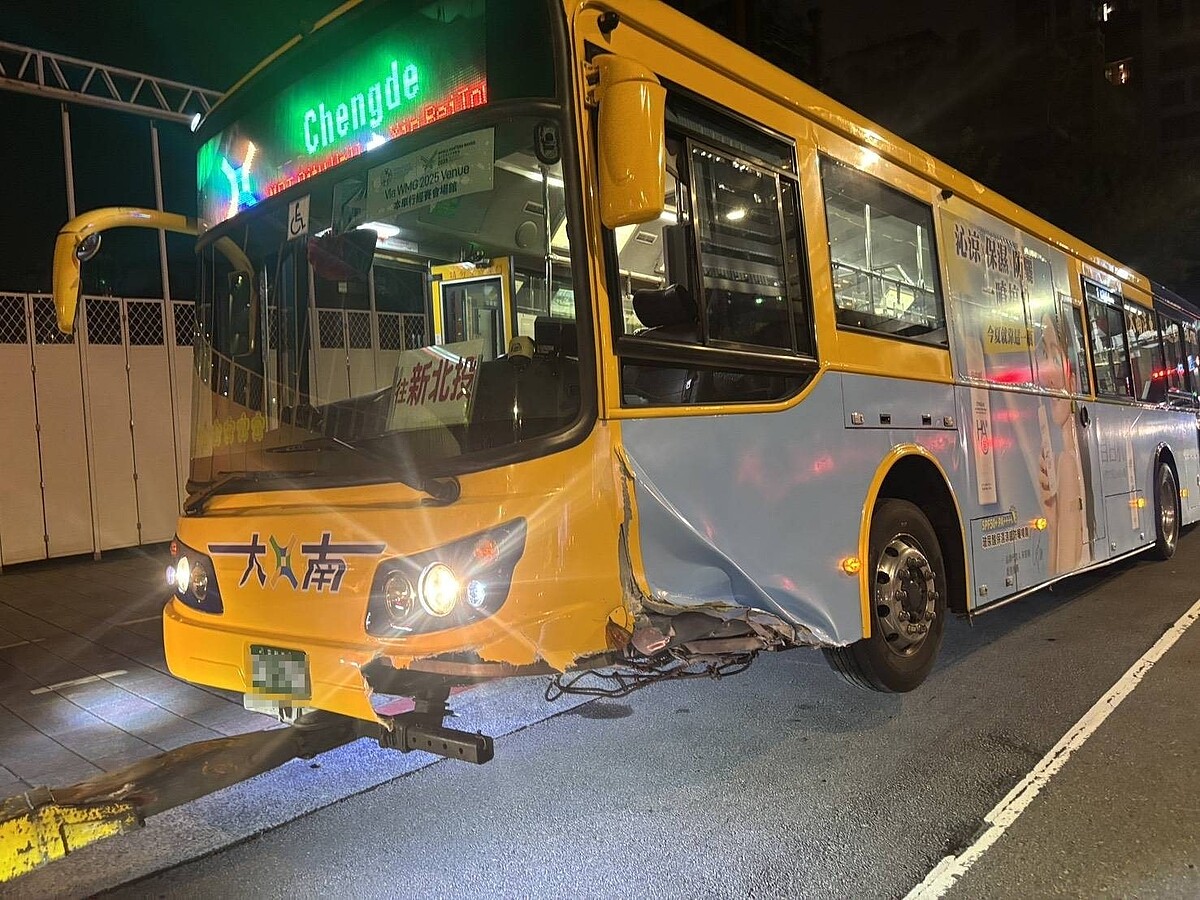 公車左側車頭不慎衝撞行人庇護島，司機蘇姓男子未受傷，但車上2名乘客頭部及四肢挫傷。記者李隆揆／翻攝