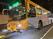 北市公車衝撞行人庇護島　整車「大彈跳」嚇壞路人…2乘客送醫
