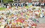 「食物多到達超商1個月貨量」三峽車禍現場哀悼亂象　祭品滿溢屢見違停