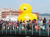 鴨迷破20萬人次　彩虹橋一度封閉
