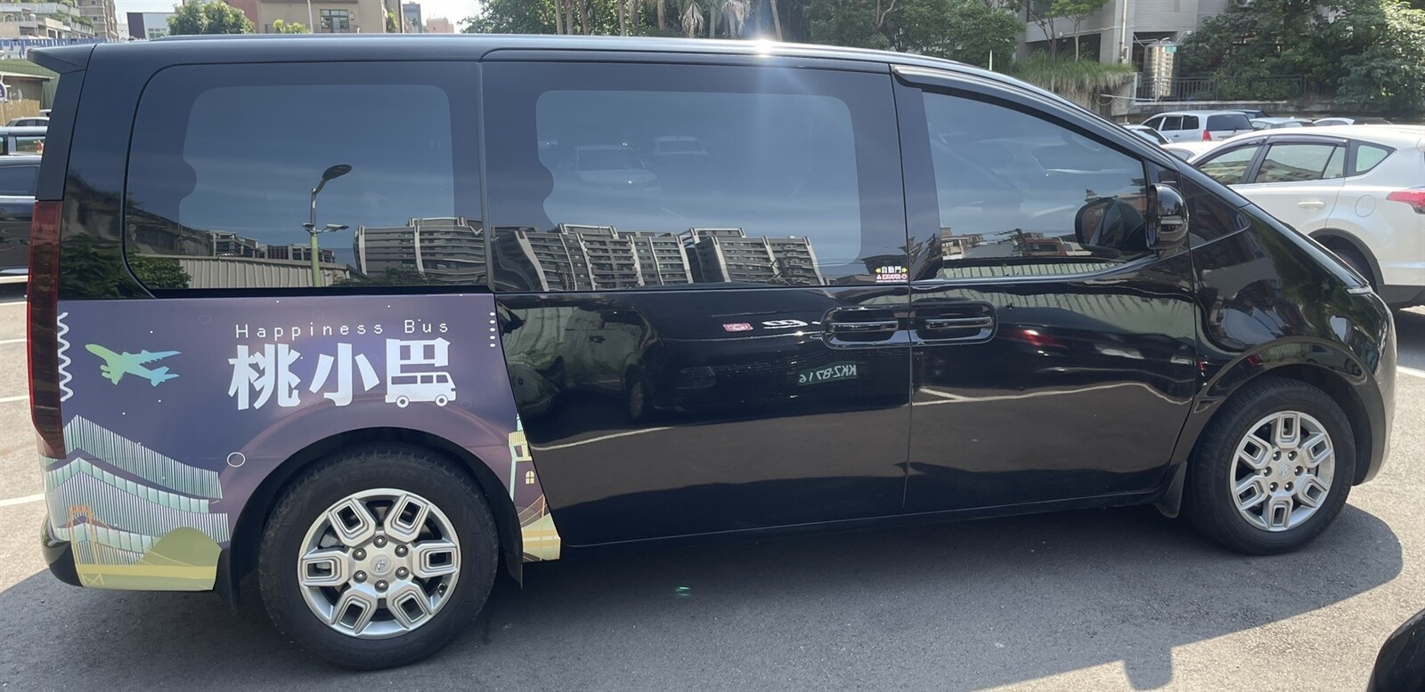 「桃小巴」九人座車輛行駛。圖:交通局提供