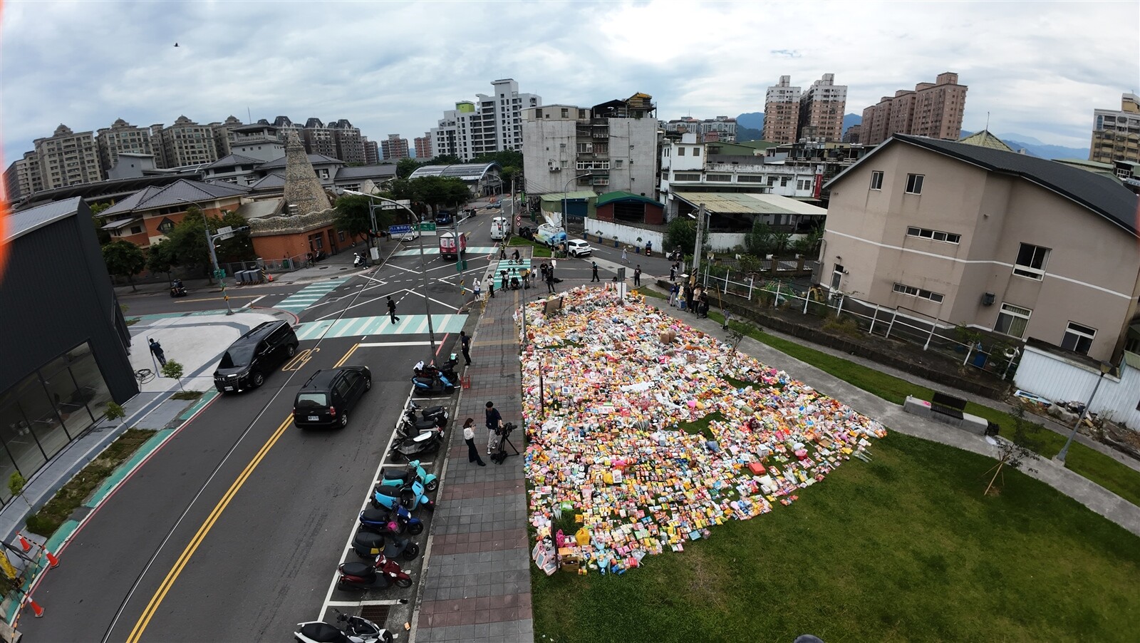 擺放在案發現場的祭品目前已增加至約400平方公尺。記者李定宇/攝影 