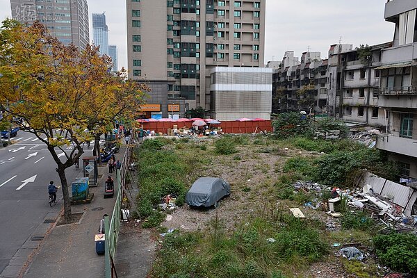 永春社區都更案,都更延宕已15年,已拆除空地淪為市場攤販堆置貨物以及民眾停車場。(好房News記者 陳韋帆/攝影)