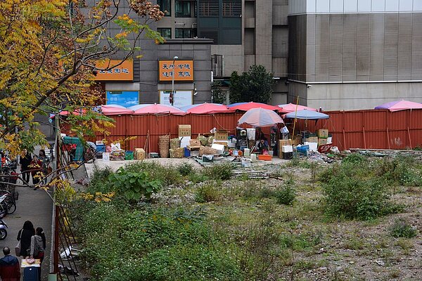 永春社區都更案,都更延宕已15年,已拆除空地淪為市場攤販堆積貨物的地方。(好房News記者 陳韋帆/攝影)