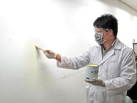 
　環保局提醒，民眾油漆時應選購水性塗料，並保持環境通風。（陳芃攝）
 