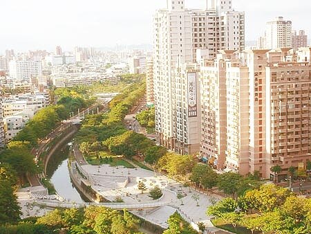 三民區房價相對低廉,成為去年高雄交易熱區第一名。圖為三民區河堤社區。圖/本報資料照片