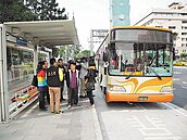 5線公車2站牌　趕車先比跑百米