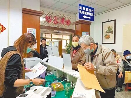 新北三峽19日發生嚴重車禍,78歲駕駛高速暴衝釀3死。交通部公布高齡駕駛管理檢討措施,換照年齡從75歲下修至70歲。此為示意圖。(本報資料照片)