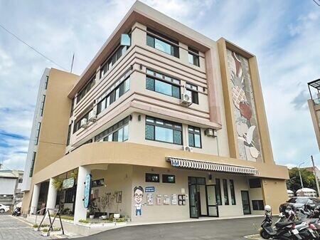 
南投市多功能綜合大樓21日揭牌，兼具文創賣店、社區集會所及關懷據點、日照中心，就近照顧中興新村的長輩們。（楊靜茹攝）
