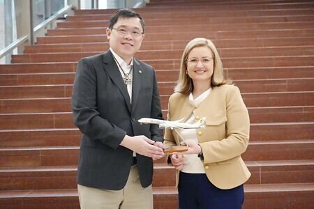 星宇航空董事長張國煒(左)日前拜會鳳凰城市長Kate Gallego,兩人21日宣布明年2月開航桃園-鳳凰城航線。圖∕星宇航空
