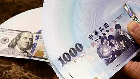 
美銀喊出新台幣年底將升值至28.8元，誘發市場升值預期心理，外資明顯匯入買超台股。圖∕本報資料照片
