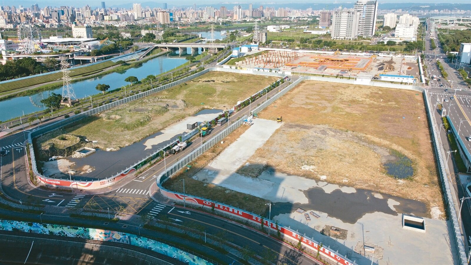 輝達執行長黃仁勳宣布將在北士科設廠,但議員擔心接下來包含淡北道路、北環段施工,加上廠房、建案等,恐讓原本就已塞車主要幹道更加嚴重,交通局表示,短期內會將自行車道、接駁車路線規畫出來。本報資料照片