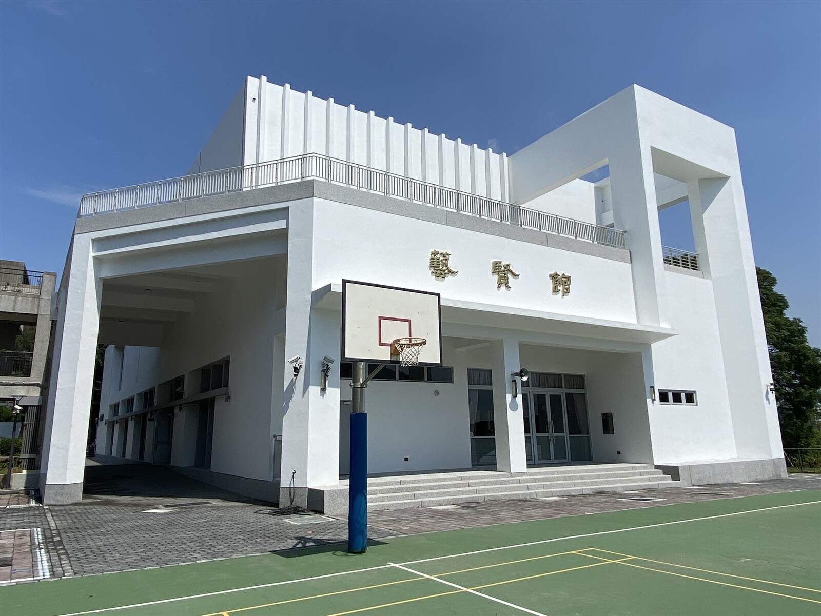 彰化藝術高中師生盼了63年的新建學生活動中心藝賢館，今天上午舉行落成典禮，外觀設計以鋼琴琴鍵為靈感，純白立面簡約、富有藝術氣息。記者劉明岩／攝影 