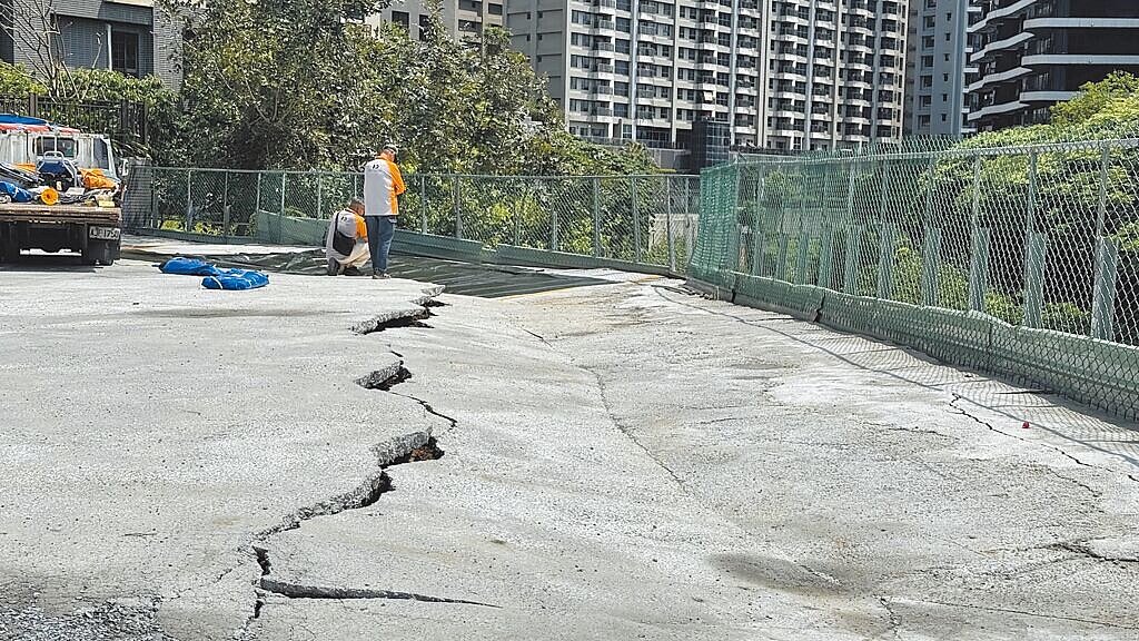 新北市淡水區濱海路一段306巷一處臨時停車場未申請即營業,近期被發現停車場鋪面大面積裂陷,引發安全疑慮。(民眾提供/張鎧乙新北傳真)