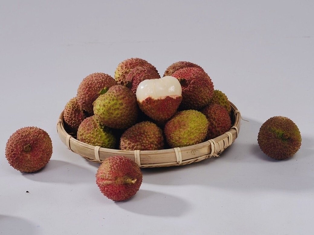 高雄玉荷包荔枝甜中帶酸,果核小且汁多味美,深受消費者喜愛。圖/高雄市農業局提供