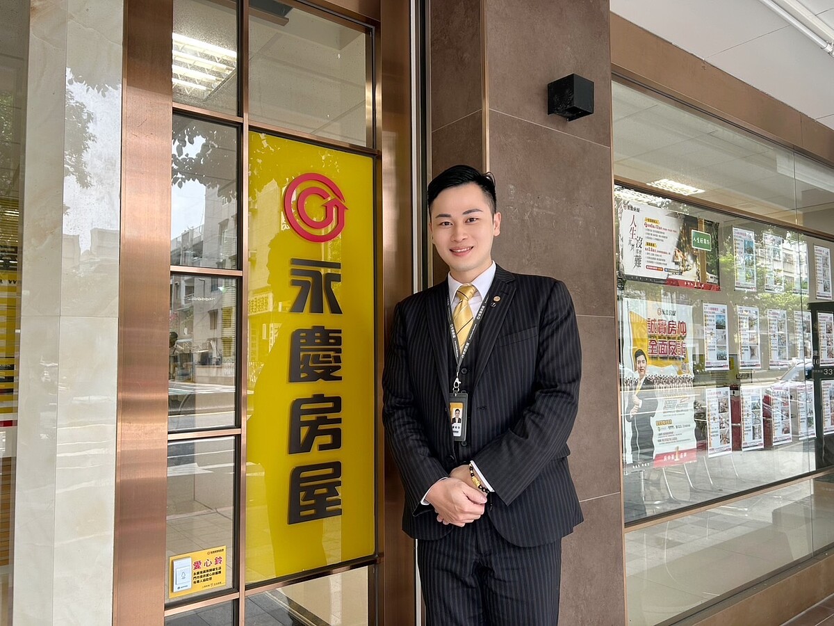 晉升新手奶爸的永慶房屋廖柏全，獲得單月最高10天休假，與老婆一起照顧兒子。圖／永慶房產集團提供