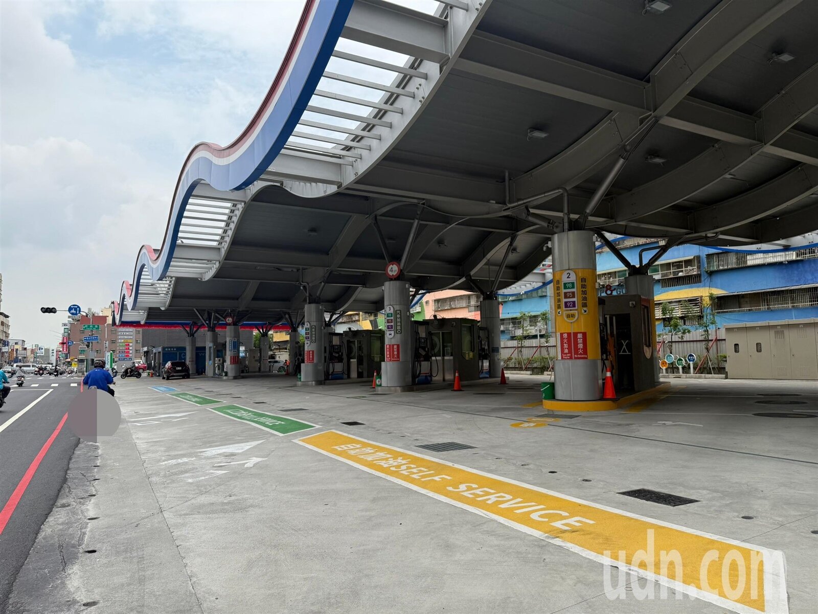 高雄許多加油站進出動線規劃差，出入口標示混亂、緊鄰行穿線、缺乏號誌、緊示看板等，危險狀況頻傳。記者宋原彰／攝影 