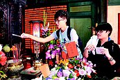 台南萬人拚學測　文昌廟香火旺