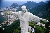 巴西耶穌像遭雷擊　世界奇景毁中指