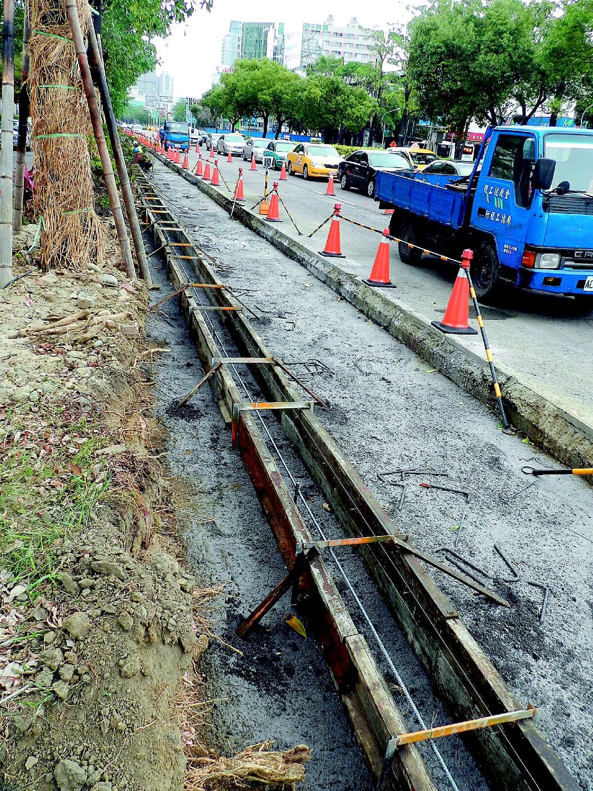 台中BRT快捷巴士在台灣大道市區路段施工圍籬，造成嚴重塞車。 記者張明慧／攝影