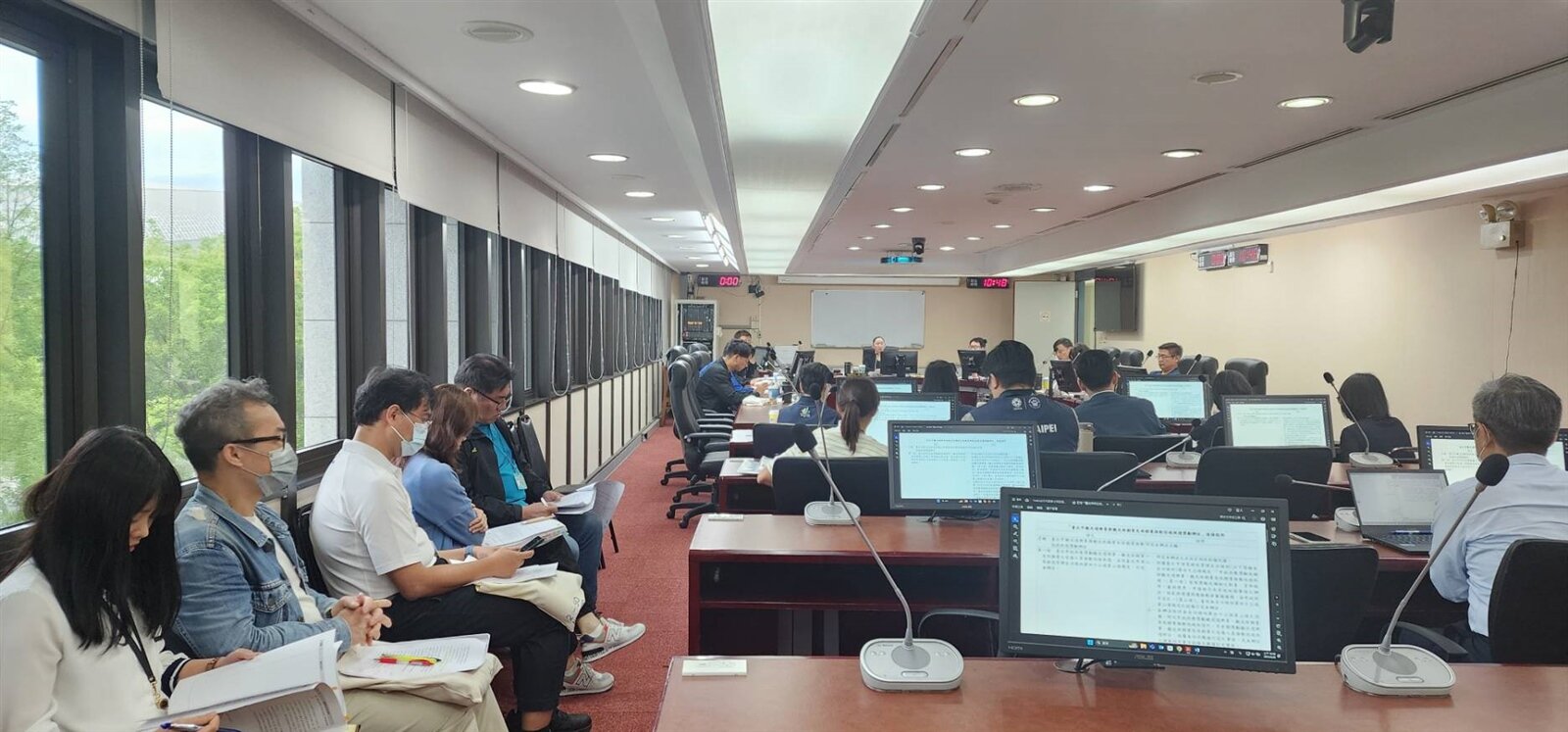 北市觀傳局訂定低碳旅遊獎勵辦法，以獎狀、獎金吸引業者及員工申請取得認證，上午向市議會法規委員會報告。記者楊正海／攝影 