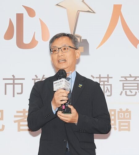 台北市政府在「2025全國縣市施政滿意度調查」奪得4金5銀,首度在「交通狀況」榮獲金獎,臺北市由副市長張溫德出席受獎。(郭吉銓攝)