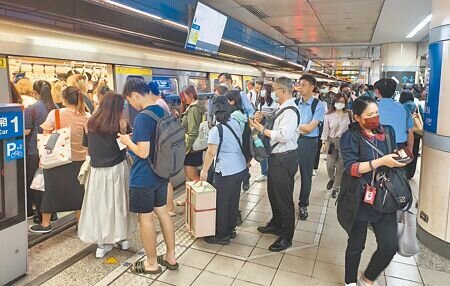 疾管署28日上修新冠疫情高峰的確診人數,未來2個多月確診人數恐超過170萬人。圖為搭乘捷運民眾戴口罩加強防疫。(陳君瑋攝)