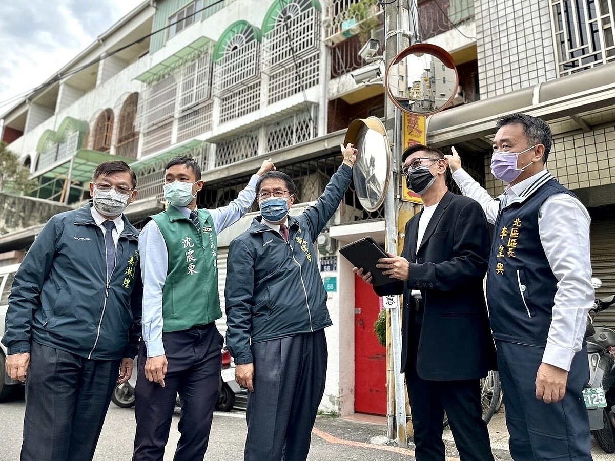 台南市長黃偉哲(左三)提出構想,透過與有線電視業者合作,以租用方式新增社區監視器,今年全市預計裝1298組。圖/南市府提供