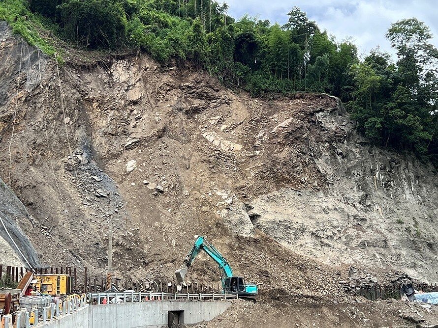 南投仁愛投89線30.7K路段落石不斷,又加上鋒面將襲台,考量人車安全,從今天起實施夜間預警性封路。圖/南投縣政府提供