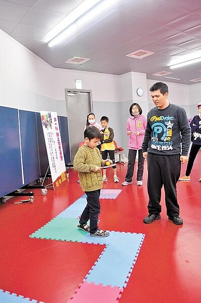 新北市新莊運動中心周年慶,小朋友體驗各式闖關遊戲,學習遇到困難挑戰精神。(謝幸恩攝)