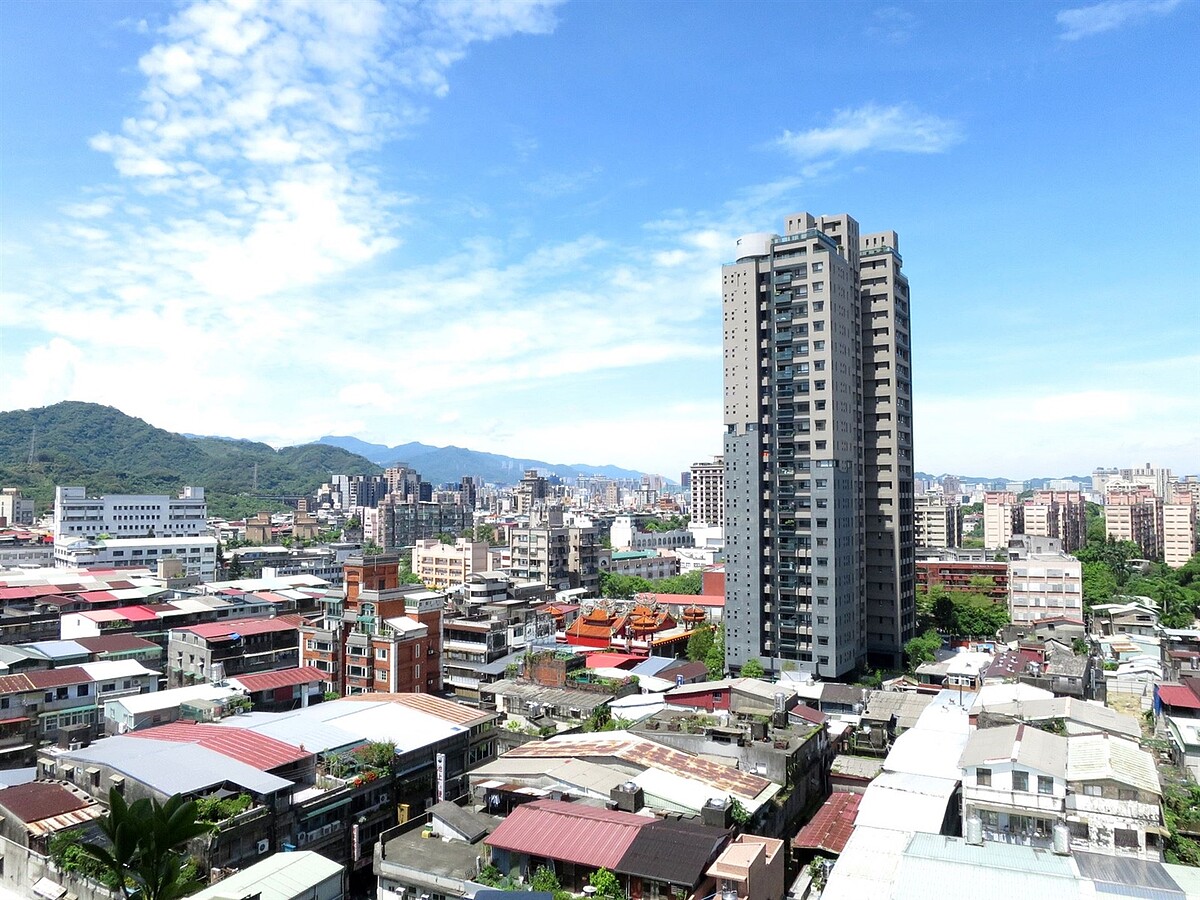 隨著美中關稅戰休兵、貿易緊張緩解,國內景氣表現良好,民眾購屋意願回溫,5月全台房市交易量較4月成長10%。房市示意圖/永慶房產集團提供