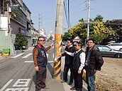 仁德區淨修街路中有電桿　用路人險象環生