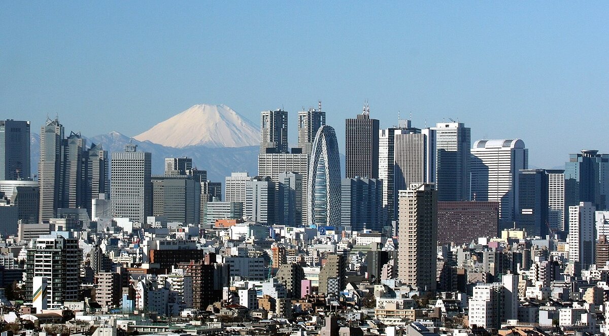 根據日媒「Financial-field」報導,日本房市中有時會出現租金遠低於行情的物件,尤其是在地價高昂的東京都新宿區,若看到月租僅5萬日圓(約新台幣10,392元)的套房,民眾不免心生疑慮。圖/維基百科