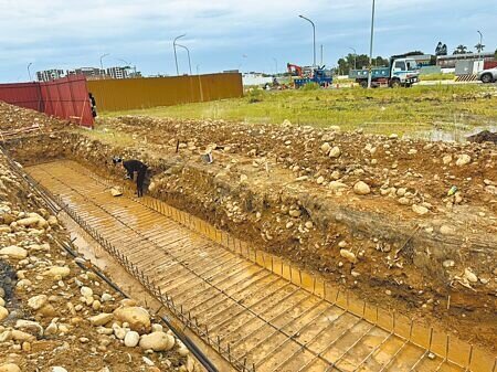 桃園航空城安置街廓挖出含竹子、木頭等劣質土方。(廖姮玥攝)