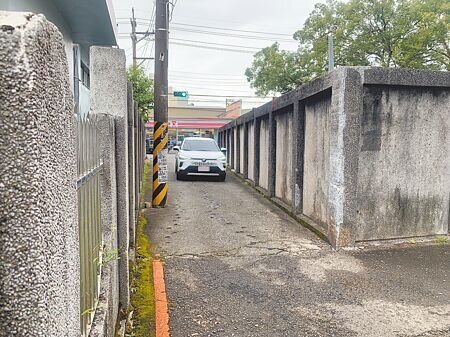 桃園市平鎮工業區工業十一路到自由街口,車輛通行需緊貼兩側矮牆,成為交通瓶頸。(廖姮玥攝)